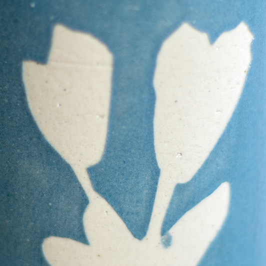 Kubek na kawę. Biało-Niebieski w kwiaty