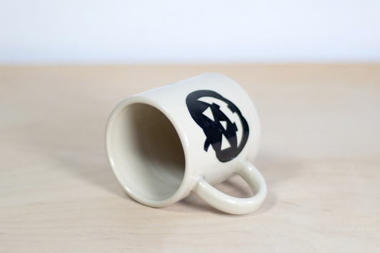 Kubek na kawę lub herbatę. Biało-Czarny w upiorne dynie