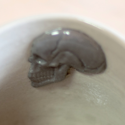 Kubek na herbatę w trupie czaszki